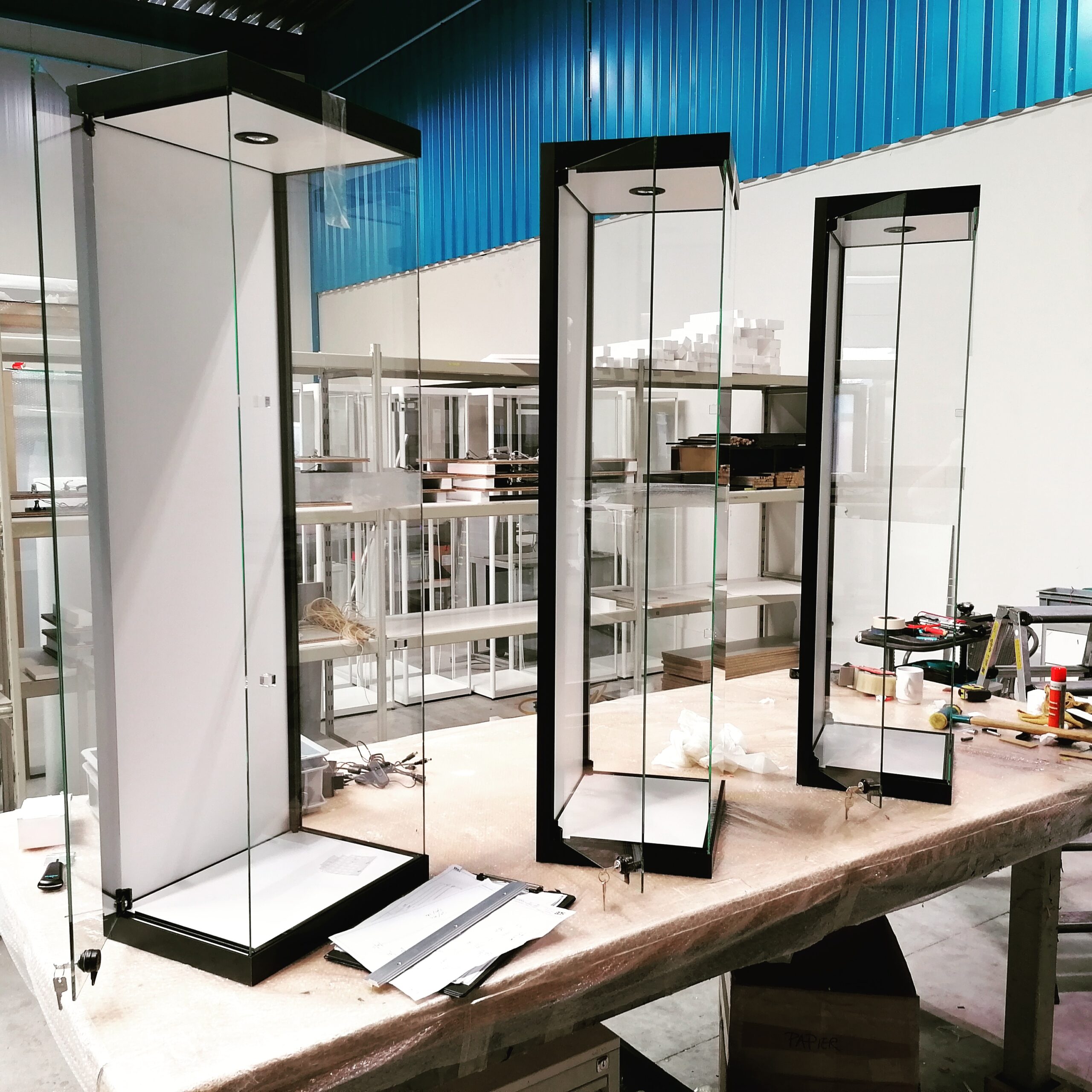 Strak Design Vitrine Saturn 400