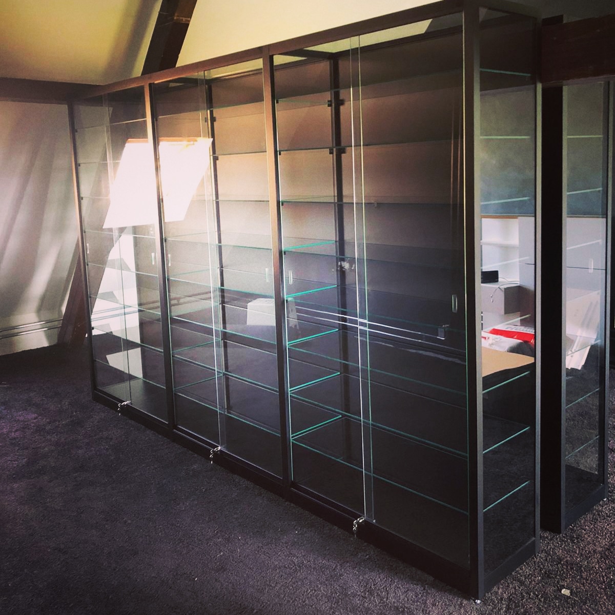 Vitrine compleet gemonteerd in Lisse