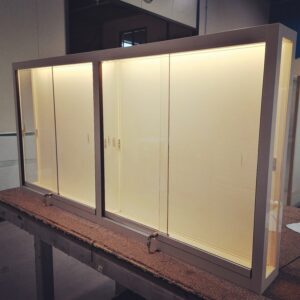 Zeer ondiepe maatwerk vitrine